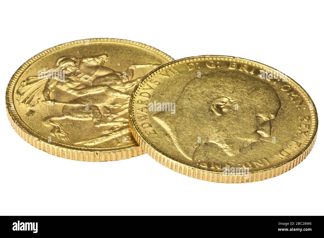 Monete d'oro sovrane britanniche (Edward VII) isolate su sfondo bianco Foto Stock