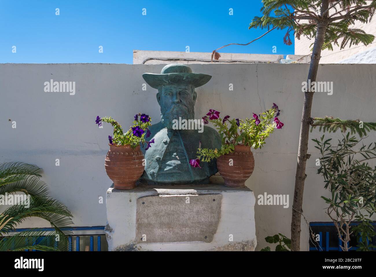 Markos Vamvakaris statua, un musicista di rebetiko nell'isola di Ano Syros Cicladi, Grecia Foto Stock