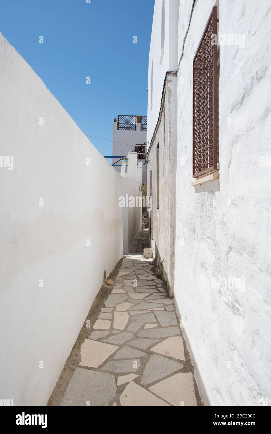 Vicolo lastricato di Ano Syros in Syros isola, Cicladi, Grecia. Vista sulla strada Foto Stock