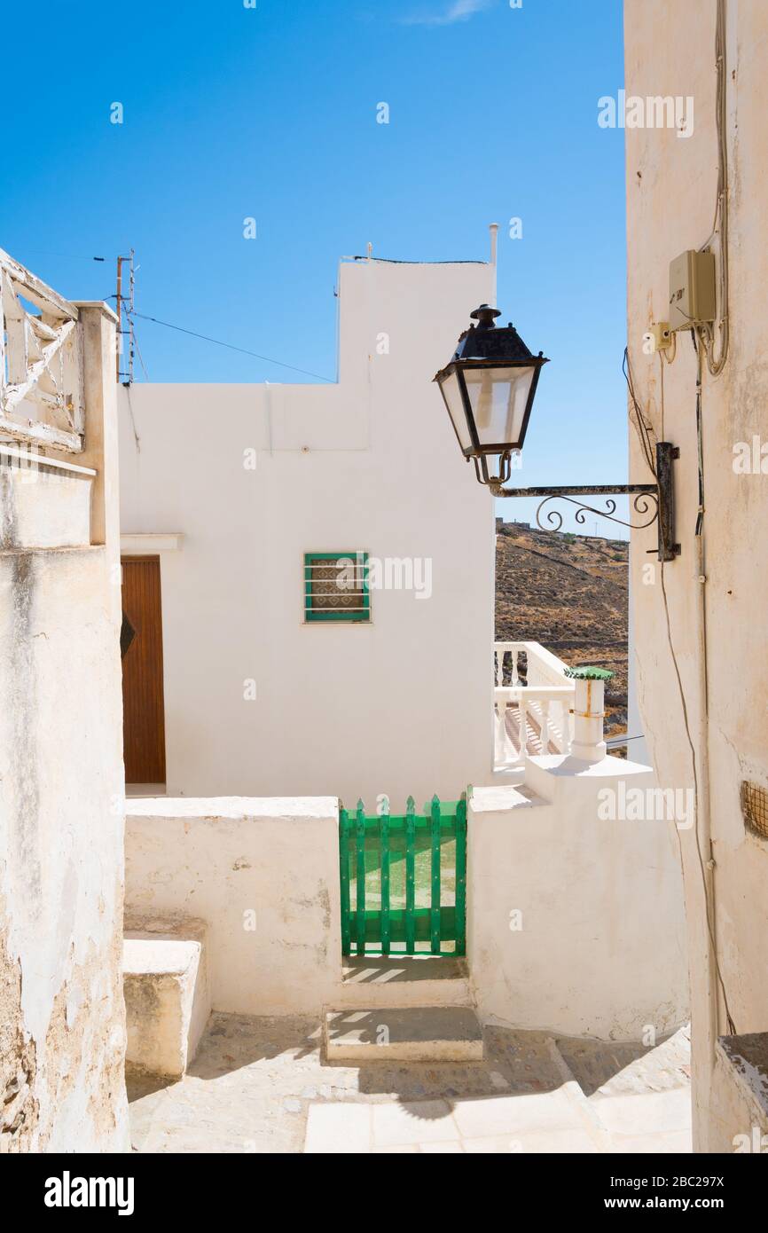 Vicolo lastricato di Ano Syros in Syros isola, Cicladi, Grecia. Vista sulla strada Foto Stock