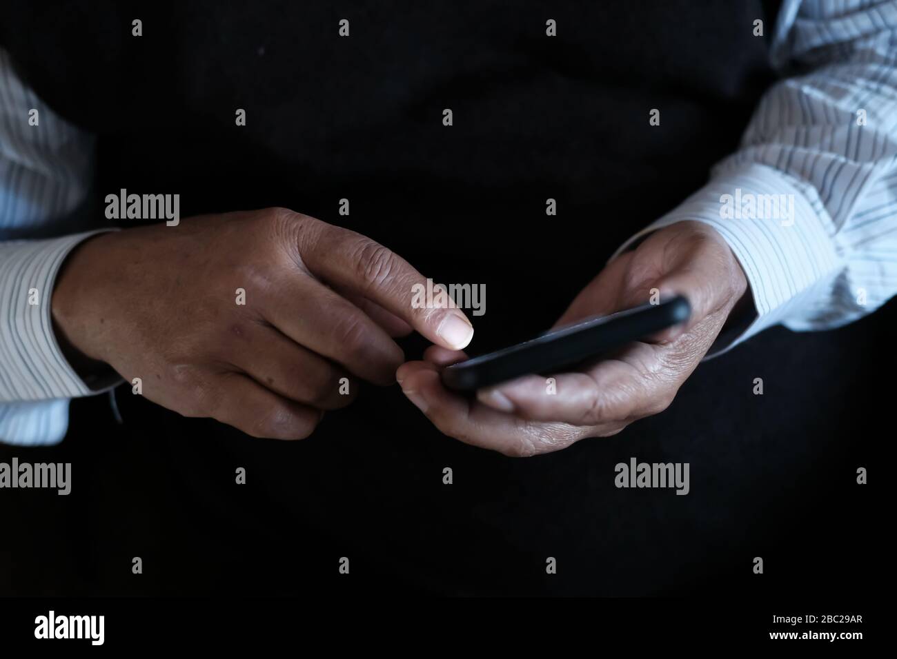 Primo piano di persone anziane utilizzare smartphone indoor Foto Stock