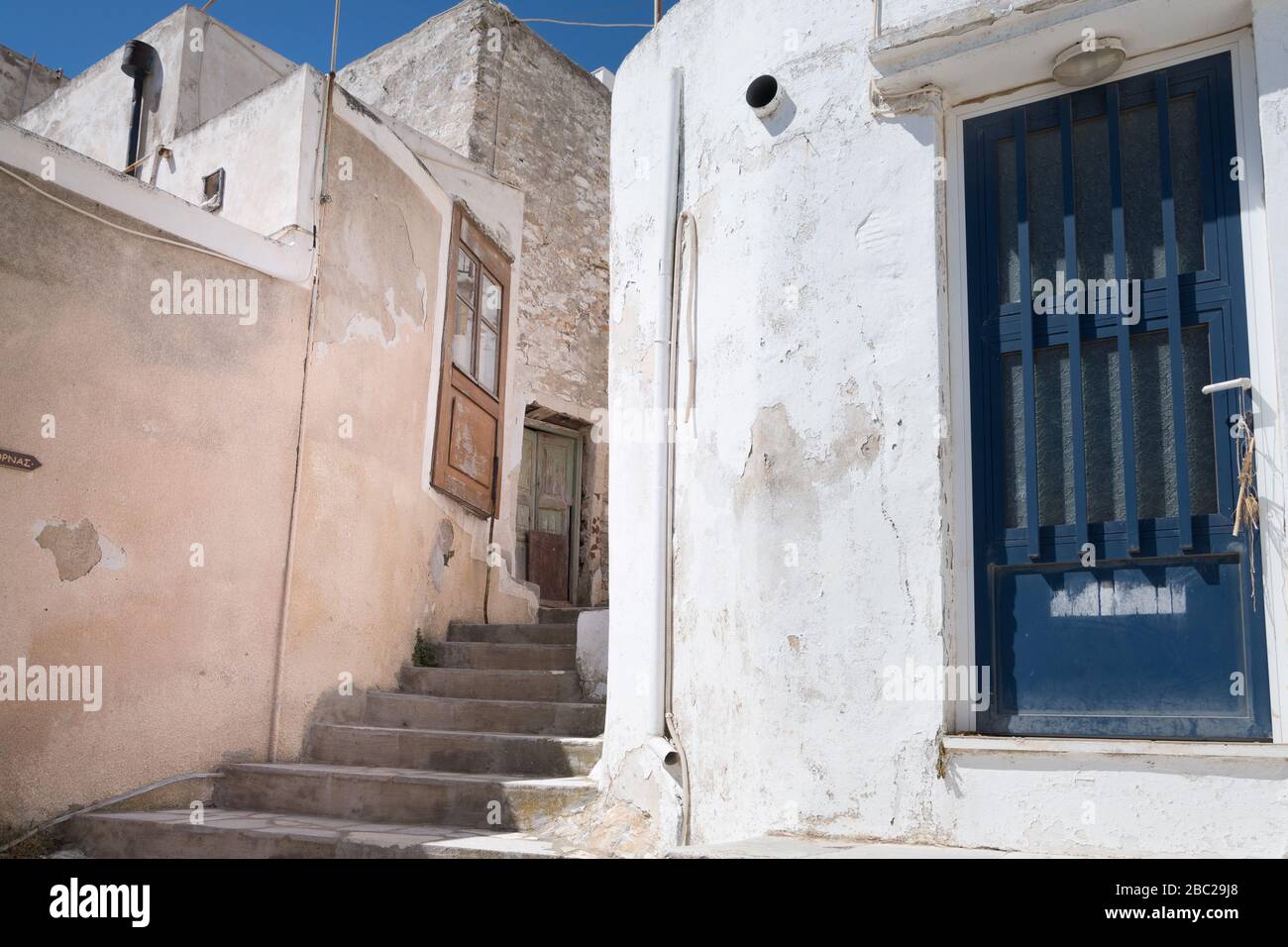 Vicolo lastricato di Ano Syros in Syros isola, Cicladi, Grecia. Vista sulla strada Foto Stock