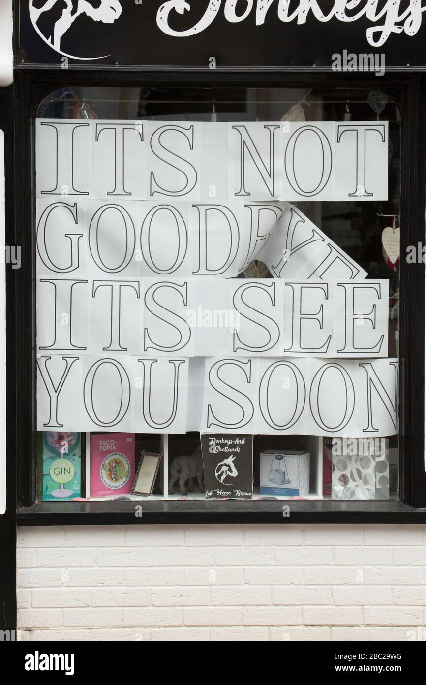 Un segno nella finestra di un negozio di carità a Gillingham North Dorset durante lo scoppio di Coronavirus. North Dorset Inghilterra GB Foto Stock