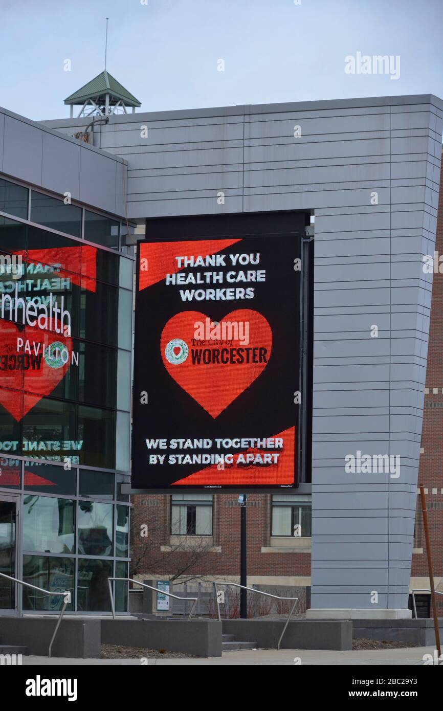 Worcester, Massachusetts, Stati Uniti. 1st Apr, 2020. Messaggio di servizio pubblico presso il centro sportivo e convegni DCU Center in cui è stato istituito un ospedale di emergenza durante l'emergenza del virus Covid-19 Corona. Credit: Kenneth Martin/ZUMA Wire/Alamy Live News Foto Stock