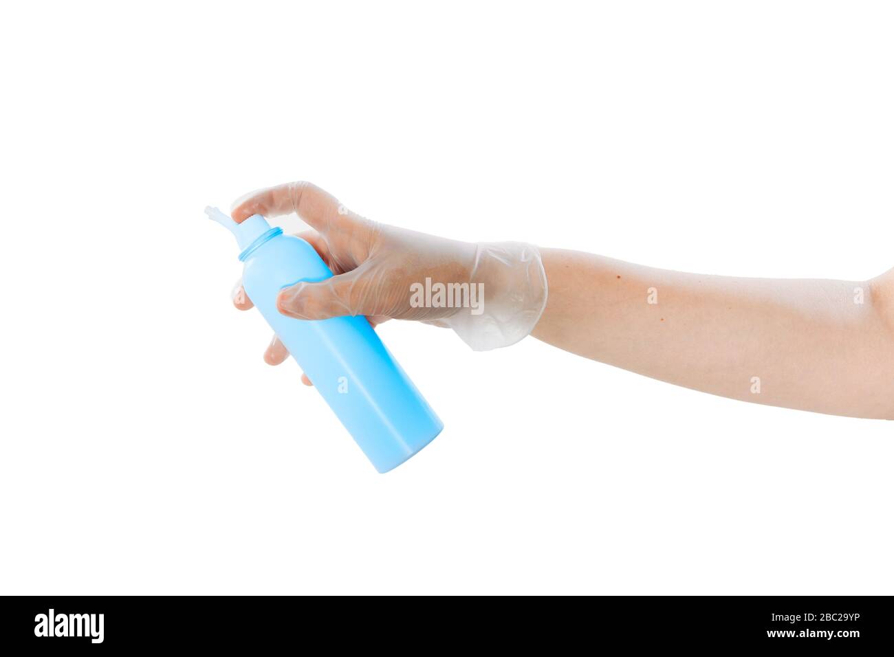 Risciacquare il naso con acqua salata. Una mano in un guanto medico in lattice trasparente contiene una soluzione per il risciacquo del naso. Foto Stock