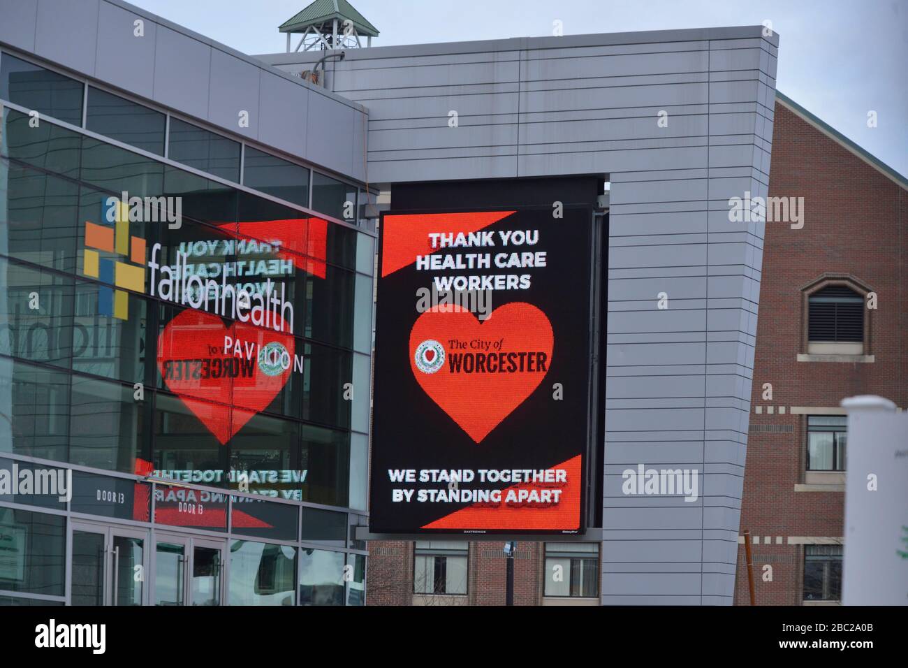 Worcester, Massachusetts, Stati Uniti. 1st Apr, 2020. Messaggio di servizio pubblico presso il centro sportivo e convegni DCU Center in cui è stato istituito un ospedale di emergenza durante l'emergenza del virus Covid-19 Corona. Credit: Kenneth Martin/ZUMA Wire/Alamy Live News Foto Stock