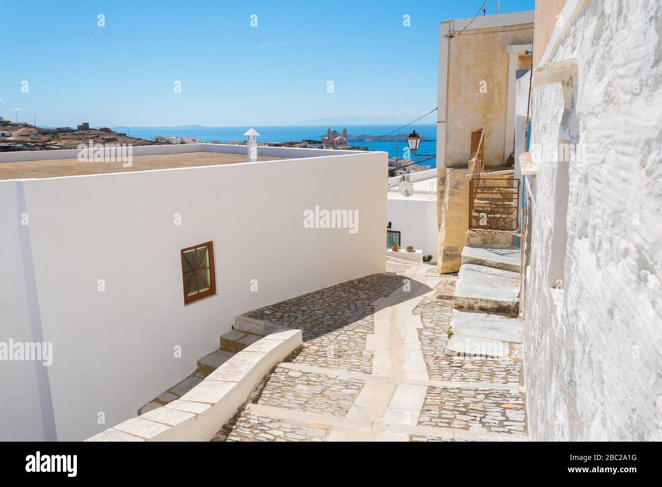 Vicolo lastricato di Ano Syros in Syros isola, Cicladi, Grecia. Vista sulla strada Foto Stock