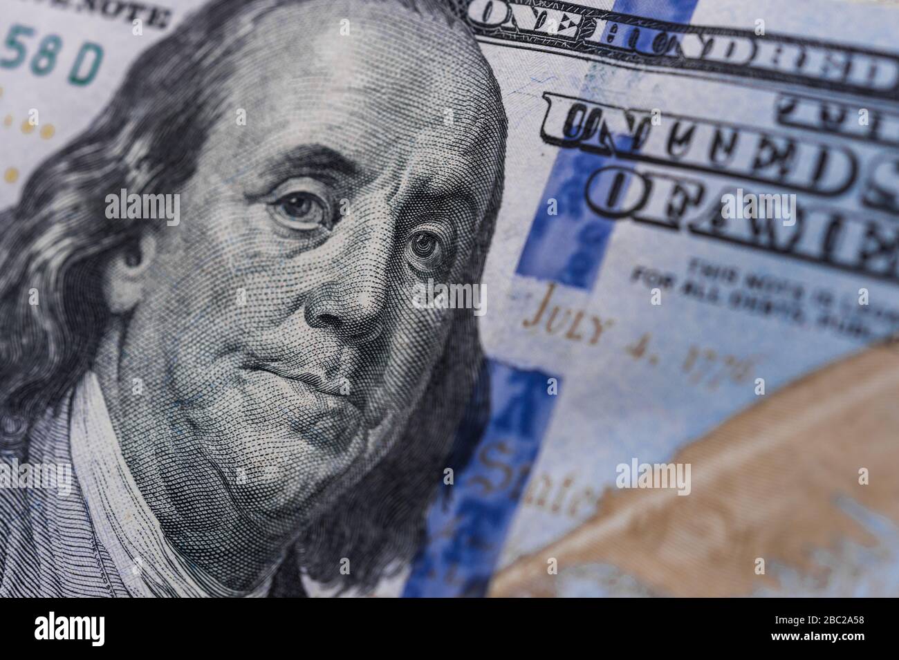 Benjamin Franklin su 100 dollari USA. Concetto di recessione e crisi economica. Foto Stock
