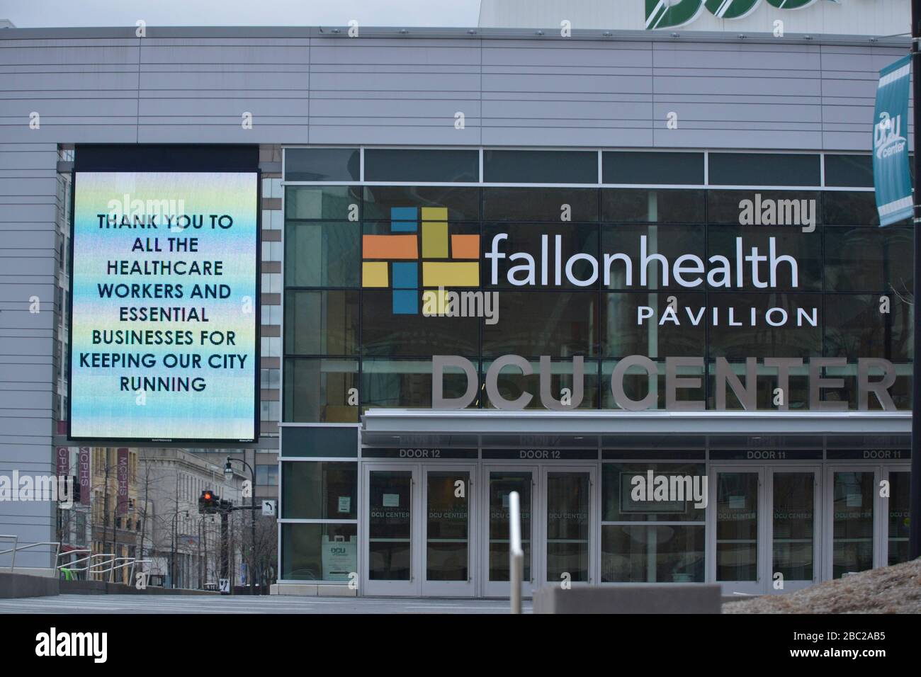 Worcester, Massachusetts, Stati Uniti. 1st Apr, 2020. Messaggio di servizio pubblico presso il centro sportivo e convegni DCU Center in cui è stato istituito un ospedale di emergenza durante l'emergenza del virus Covid-19 Corona. Credit: Kenneth Martin/ZUMA Wire/Alamy Live News Foto Stock