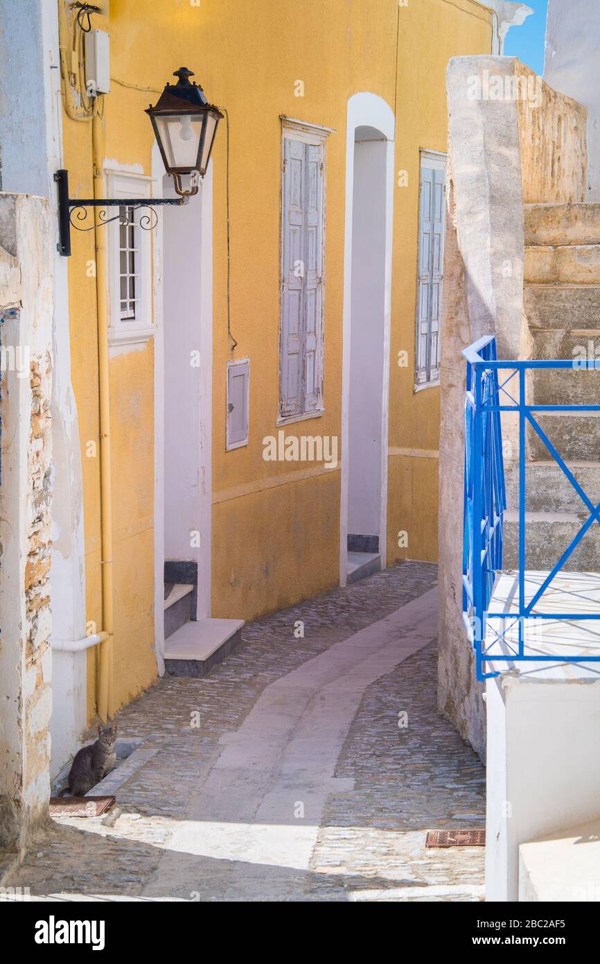 Vicolo lastricato di Ano Syros in Syros isola, Cicladi, Grecia. Vista sulla strada Foto Stock