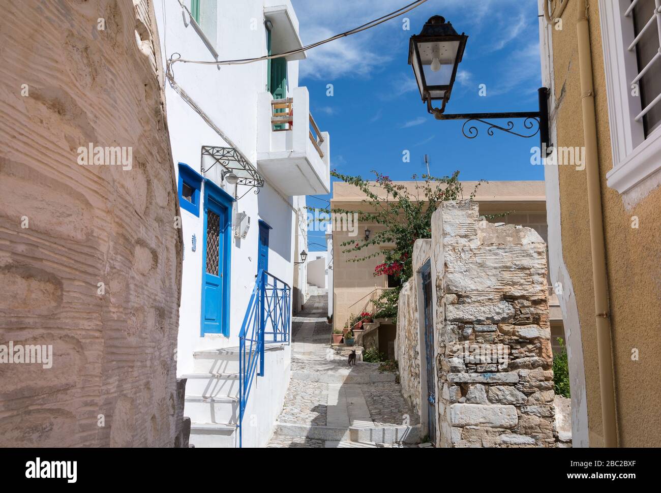 Vicolo lastricato di Ano Syros in Syros isola, Cicladi, Grecia. Vista sulla strada Foto Stock