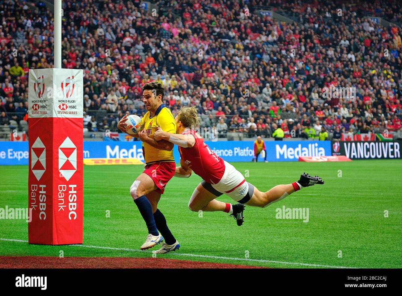 Vancouver, Canada. 8th marzo 2020. Francisco Hernandez (C) n. 6 della Spagna affrontato da Harry Jones n. 11 del Canada nella partita n. 32 (finali del quarto di Coppa) durante Foto Stock