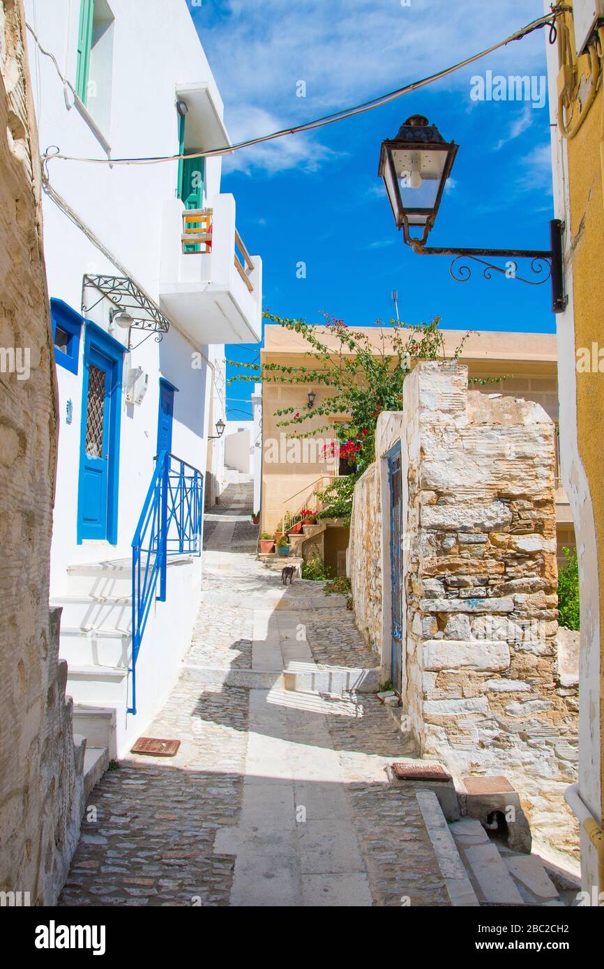 Vicolo lastricato di Ano Syros in Syros isola, Cicladi, Grecia. Vista sulla strada Foto Stock