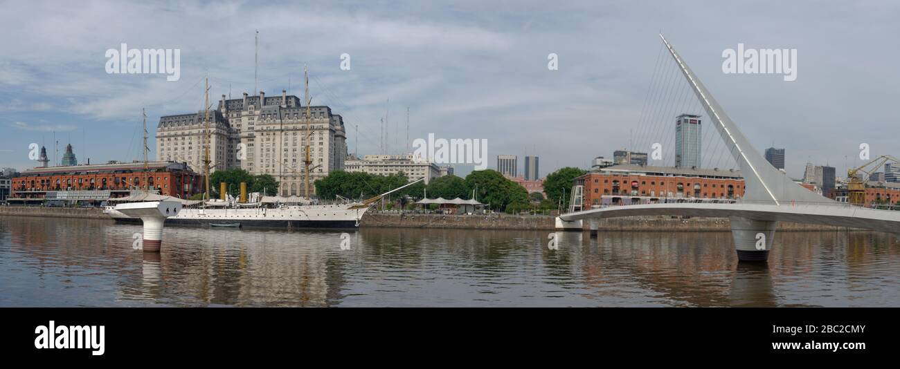 Panorama della nave museo e del ponte oscillante Ponte delle donne e edificio del Liberatore a Puerto Madero, Buenos Aires, Argentina Foto Stock