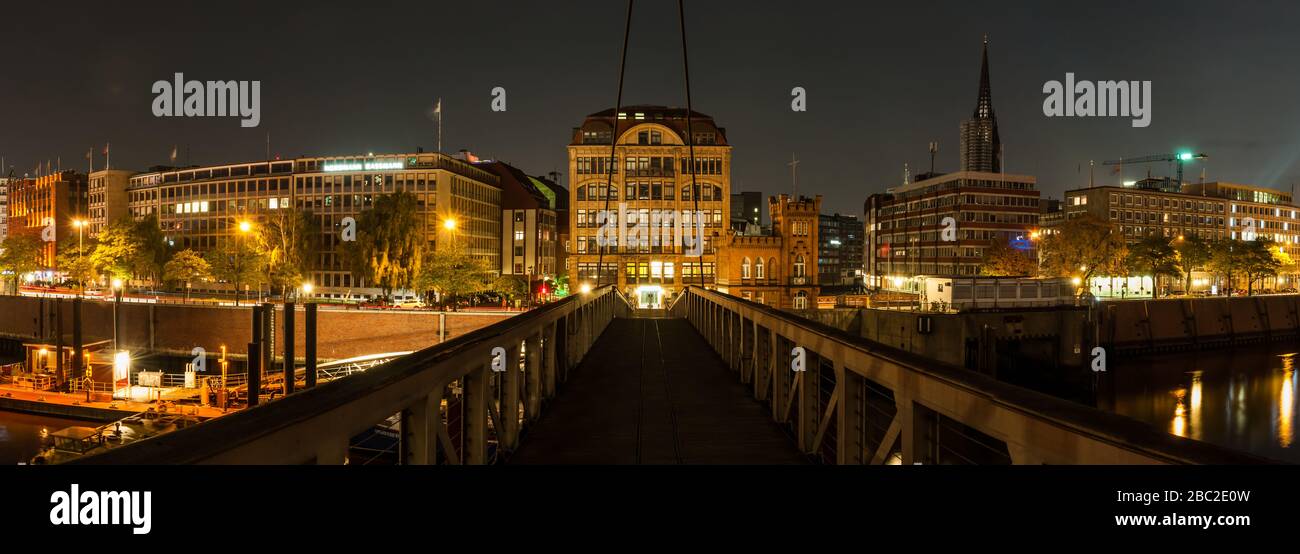 Ponte nel negozio storico lancio a Amburgo di notte Foto Stock