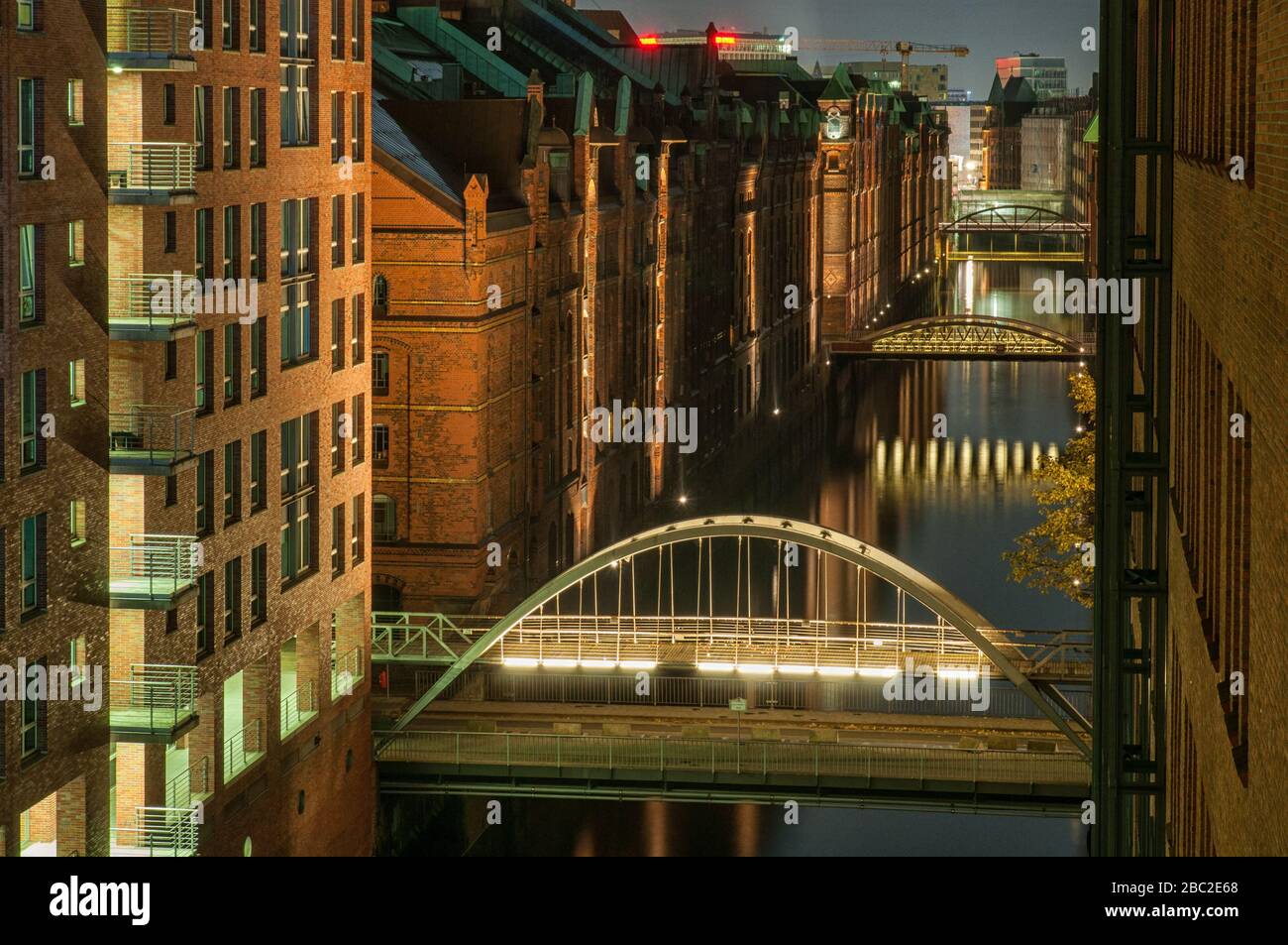 Ponte nel negozio storico lancio a Amburgo di notte Foto Stock