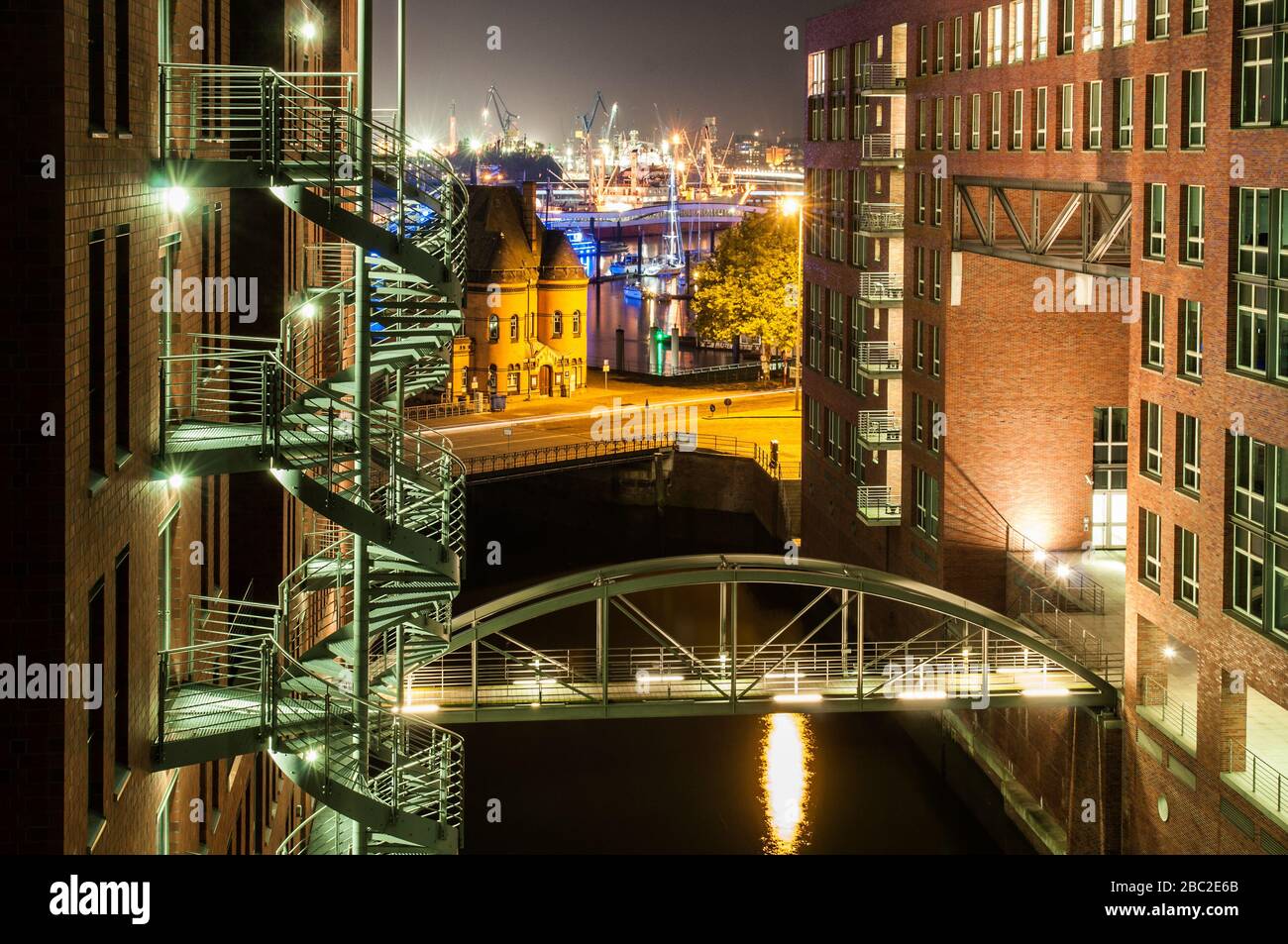 Ponte nel negozio storico lancio a Amburgo di notte Foto Stock