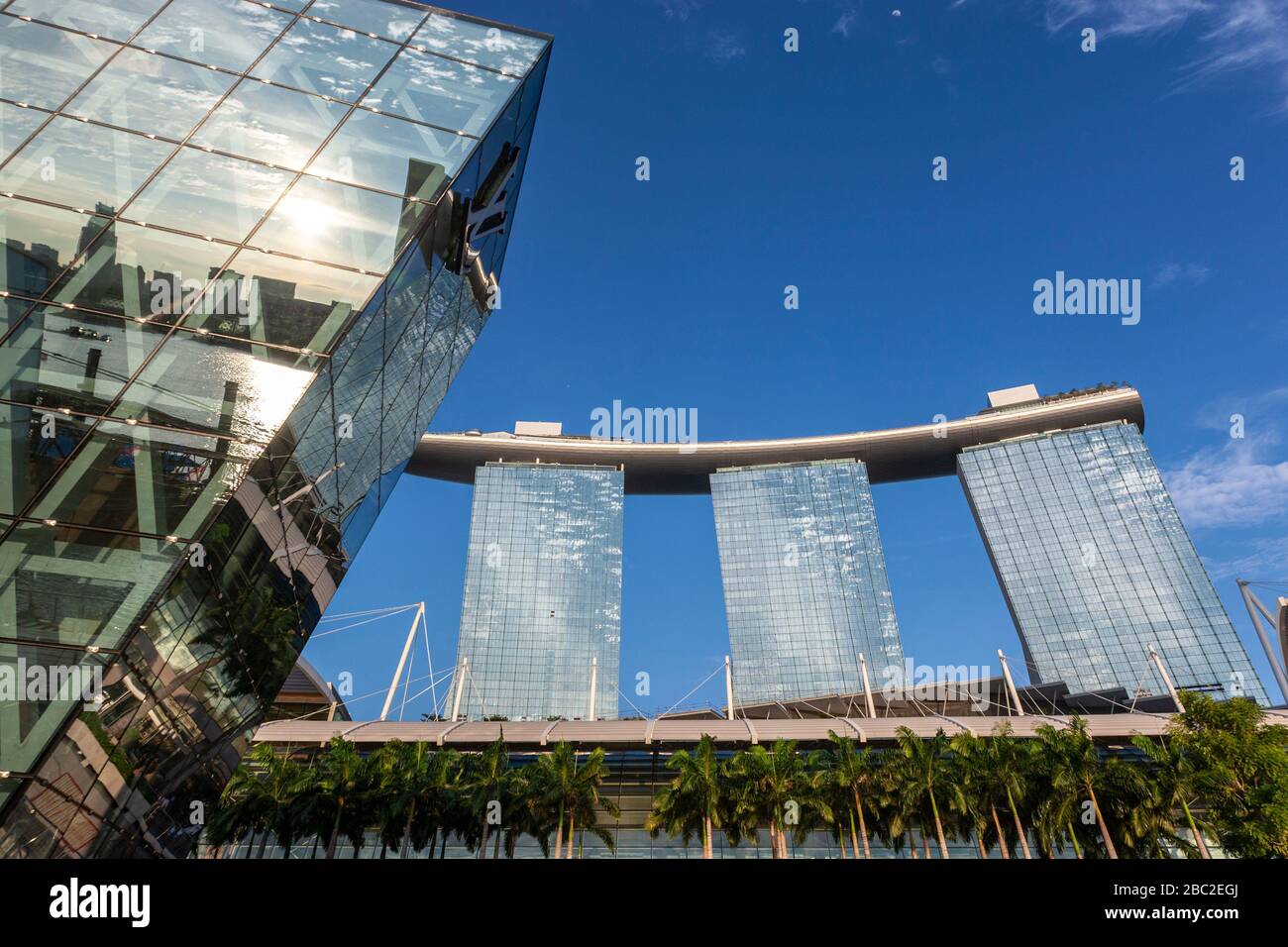 Louis Vuitton lussuoso negozio a Island Maison e vista di Marina Bay Sands da Bayfront Avenue, Singapore Foto Stock