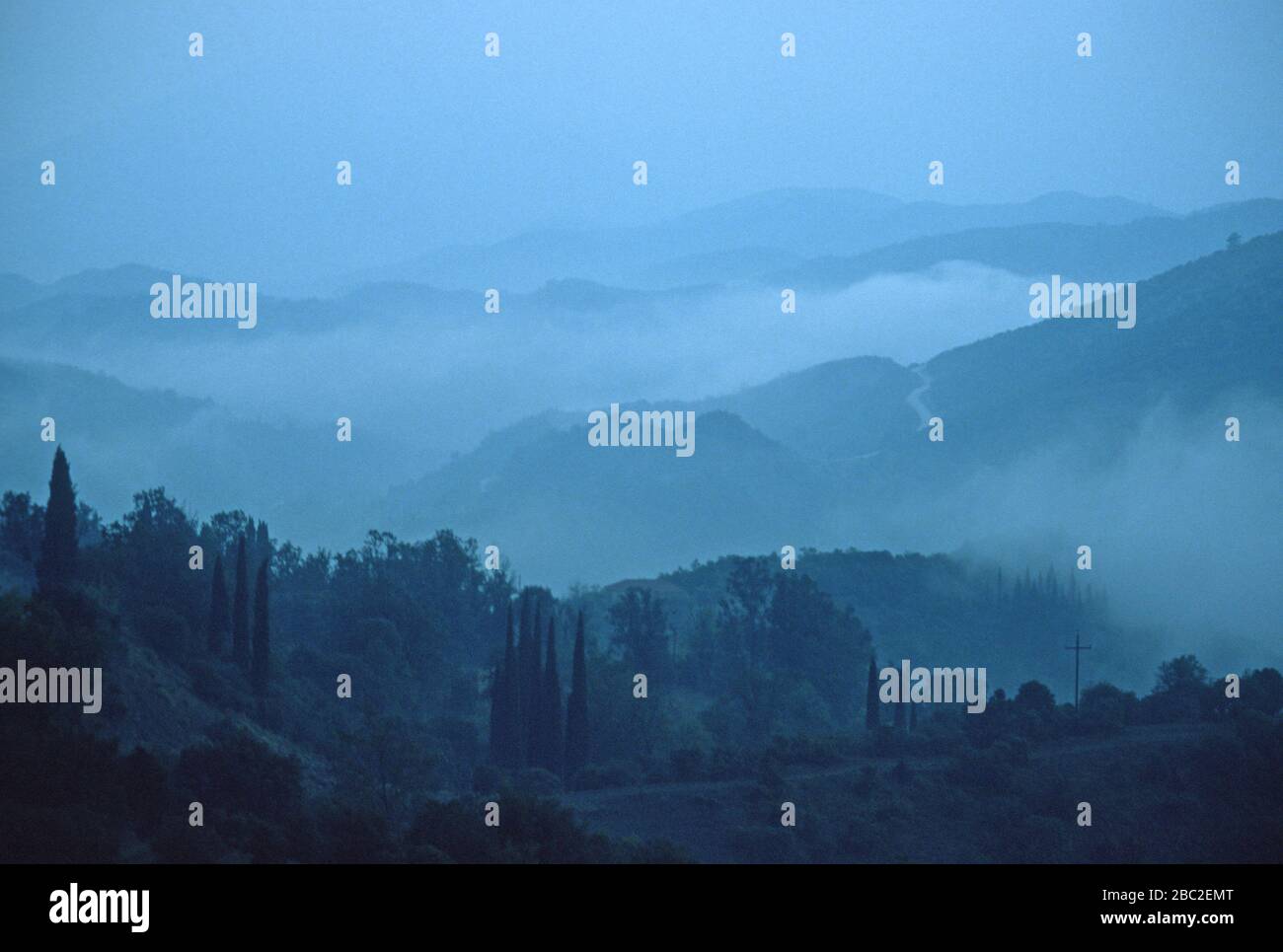 Colline coperte di nebbia nella catena montuosa della Mourgana, vicino al confine albanese in Epiro, Grecia. Visto da vicino al villaggio di Lia (Lias). Foto Stock