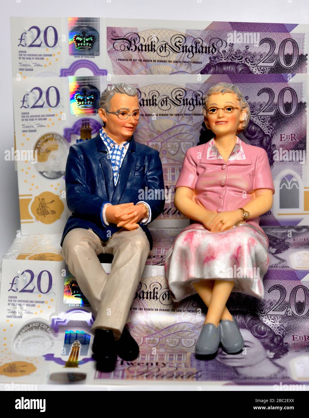 Coppia di pensionati con 20 banconote in fondo. Foto Stock