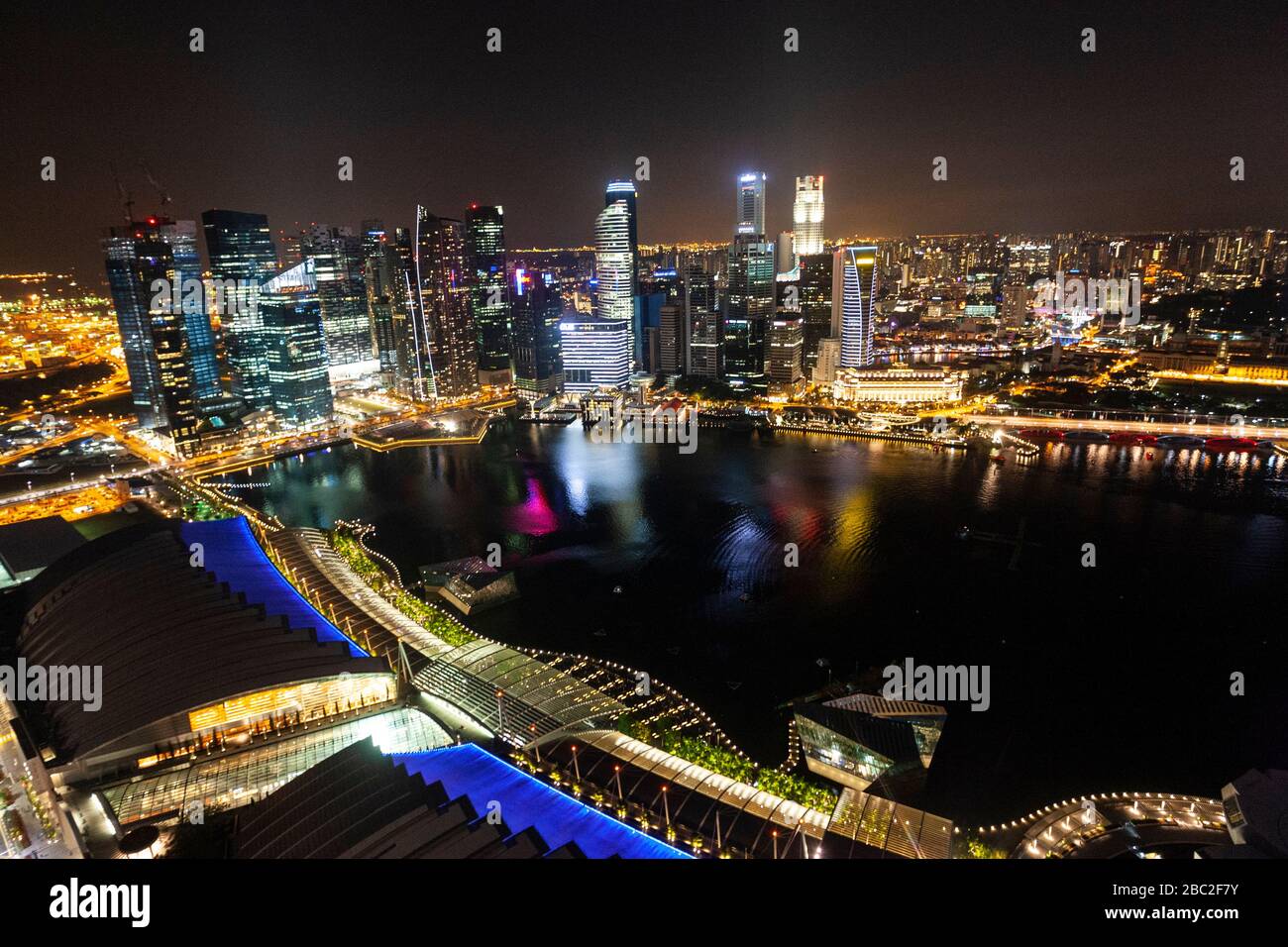 Vista notturna della città dalla piattaforma di osservazione del Sands SkyPark, Singapore Foto Stock