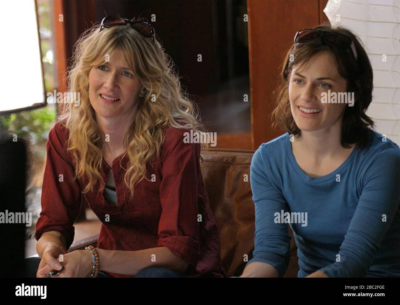 HAPPY ENGINGS 2005 Lions Gate con Laura Dern a sinistra e Sarah Clarke Foto Stock