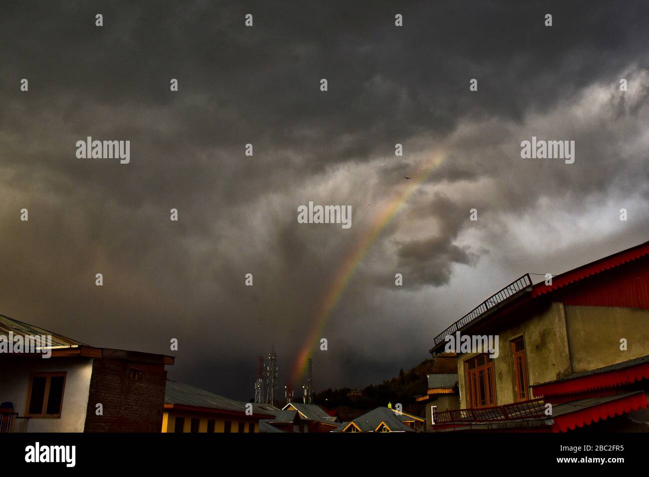 Srinagar, Jammu Kashmir, India. 2nd Apr, 2020. Una vista di un arcobaleno su Srinagar. Credit: Saqib Majeed/SOPA Images/ZUMA Wire/Alamy Live News Foto Stock