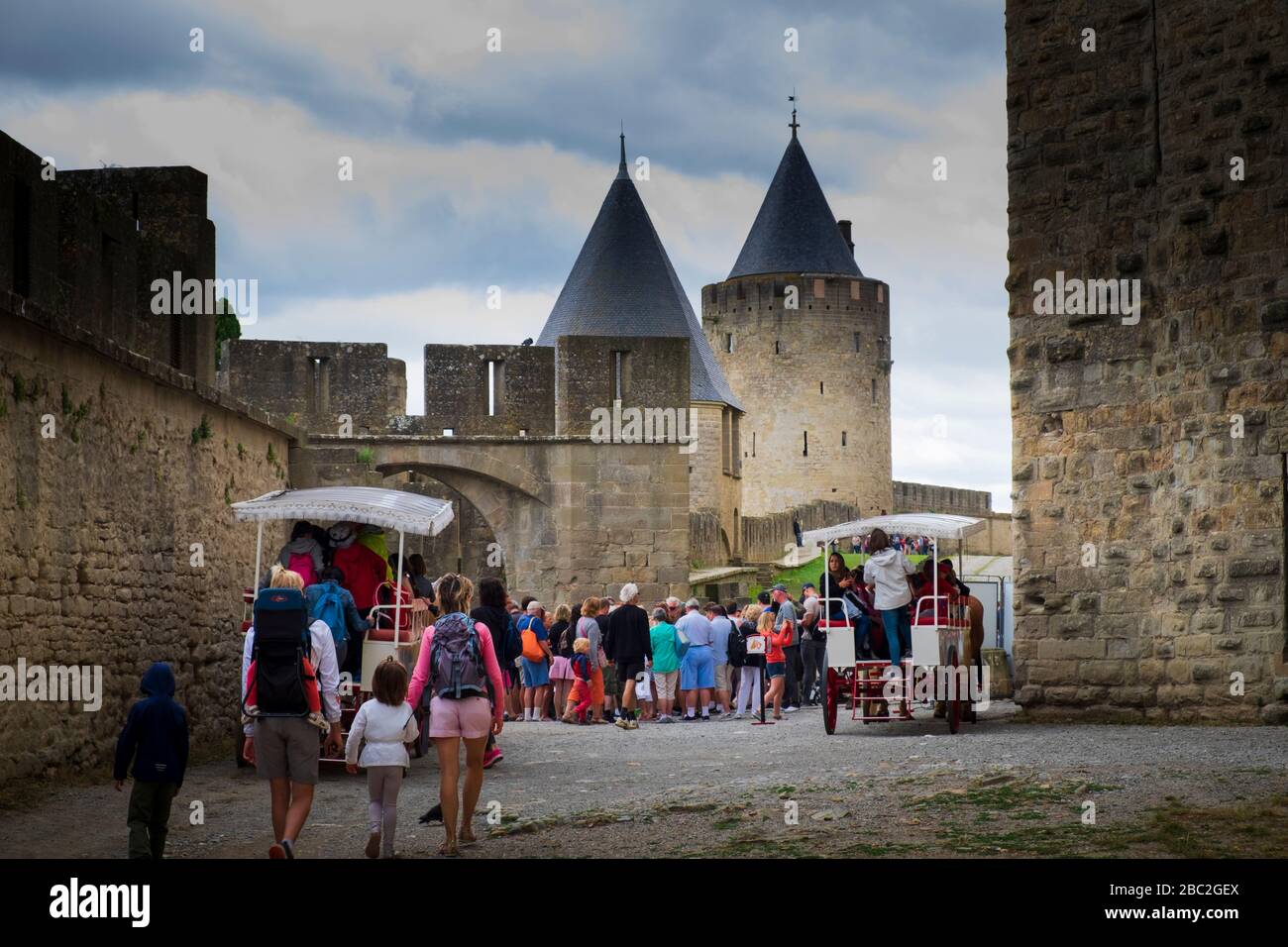 Turisti sul vagone Cavallo giro intorno al castello di Carcassonne Aude Francia Foto Stock