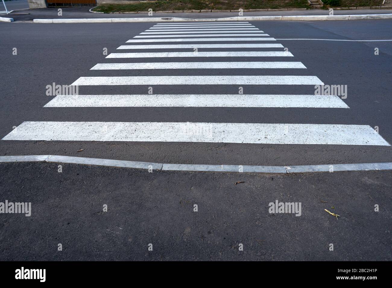 Attraversamento pedonale su una strada vuota senza auto. Foto Stock