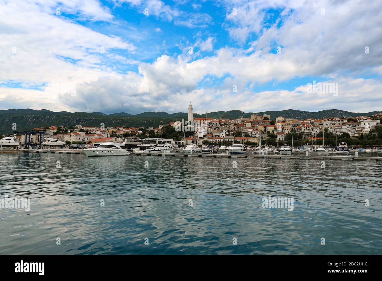 Novi Vinodolski città turistica sulla costa adriatica croata filmato dal mare Foto Stock