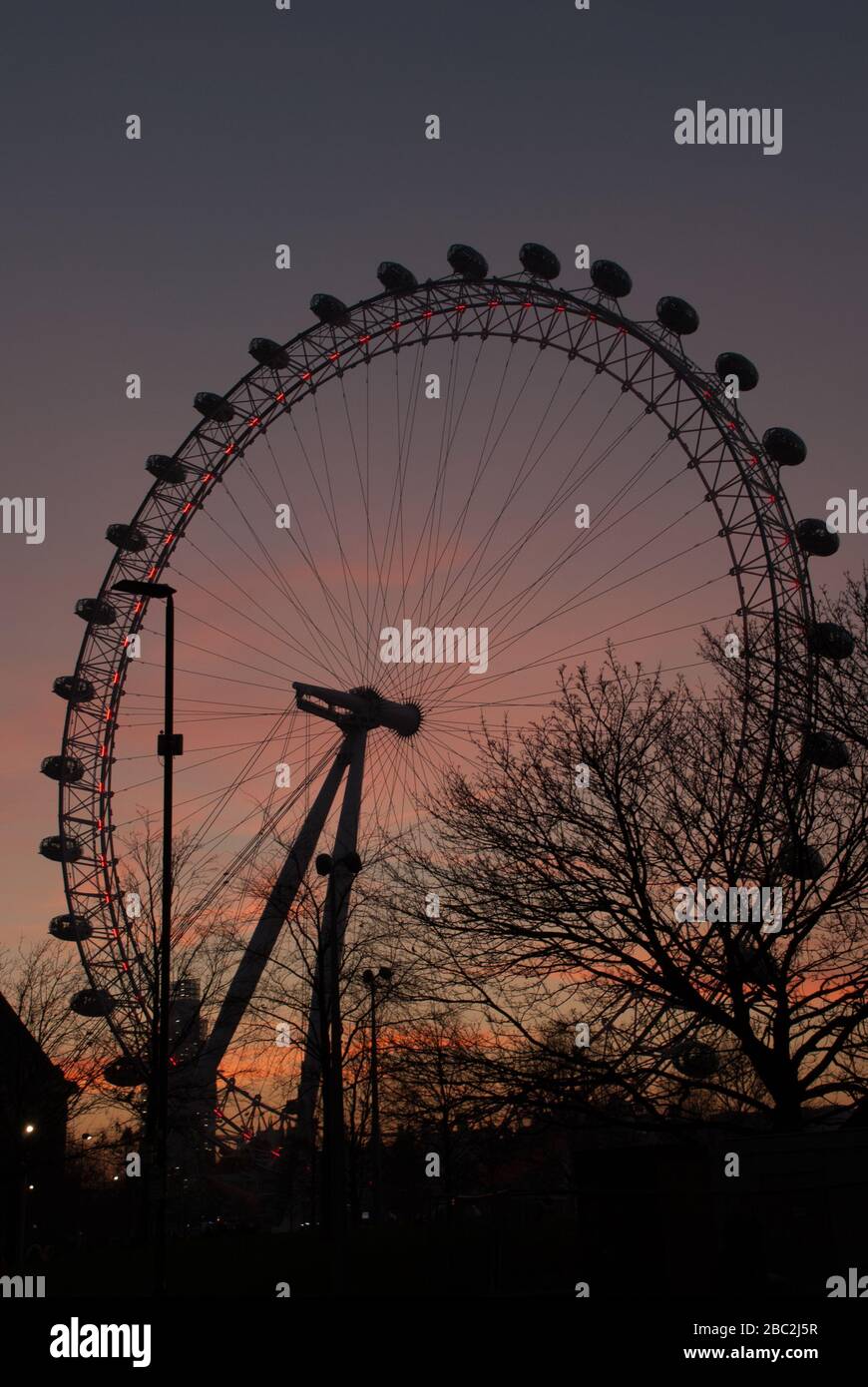 Sunset at London Eye (Millenium Wheel), South Bank, London Borough of Lambeth è stato progettato da Marks Barfield Architects Foto Stock