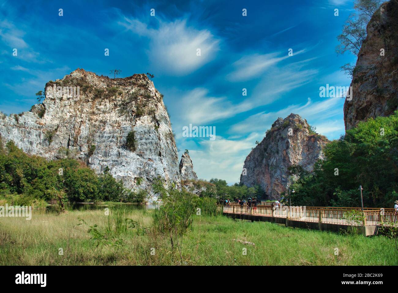 Khao Ngu Rock Park, il nome Khao Ngu significa colline di serpenti. La gente del posto crede che la zona fosse sede dei serpenti ma al giorno d'oggi è un posto turistico per il giorno-tri Foto Stock