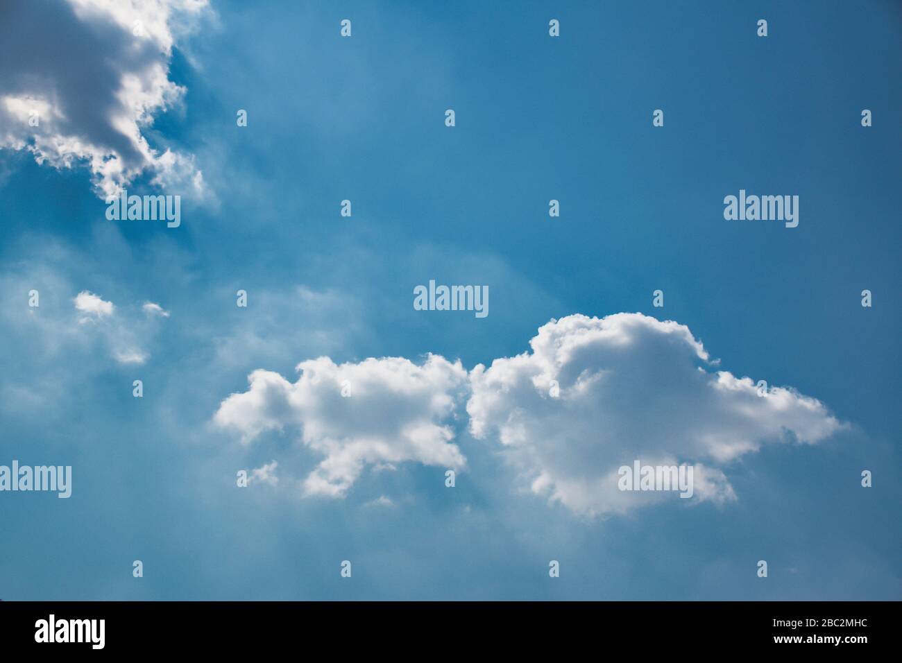 Bello cielo blu con luci soffy cirrus nuvole sfondo texture Foto Stock