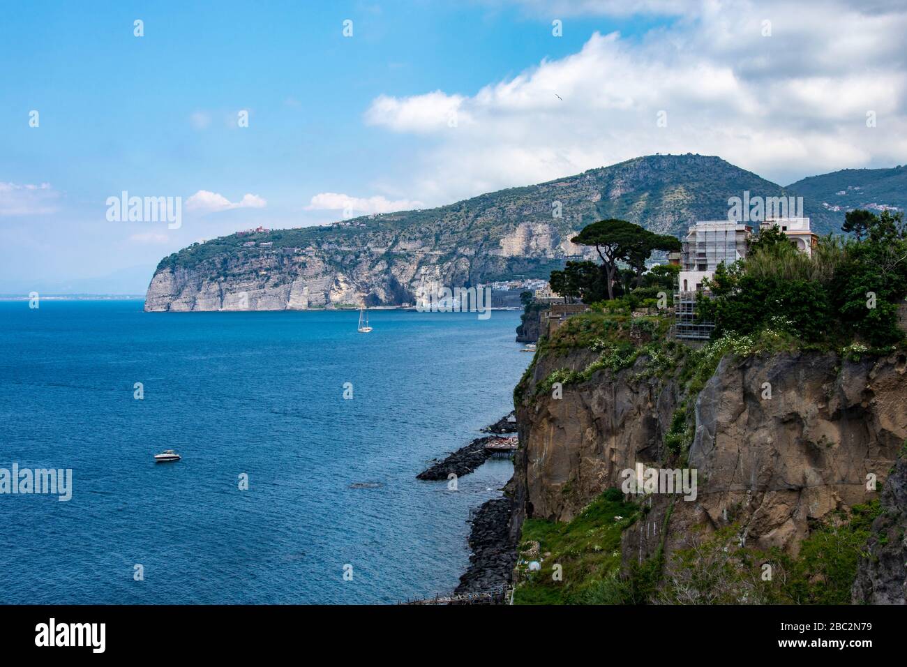 Vista sul Golfo di Napoli da Sorrento in un beautul pomeriggio di primavera Foto Stock