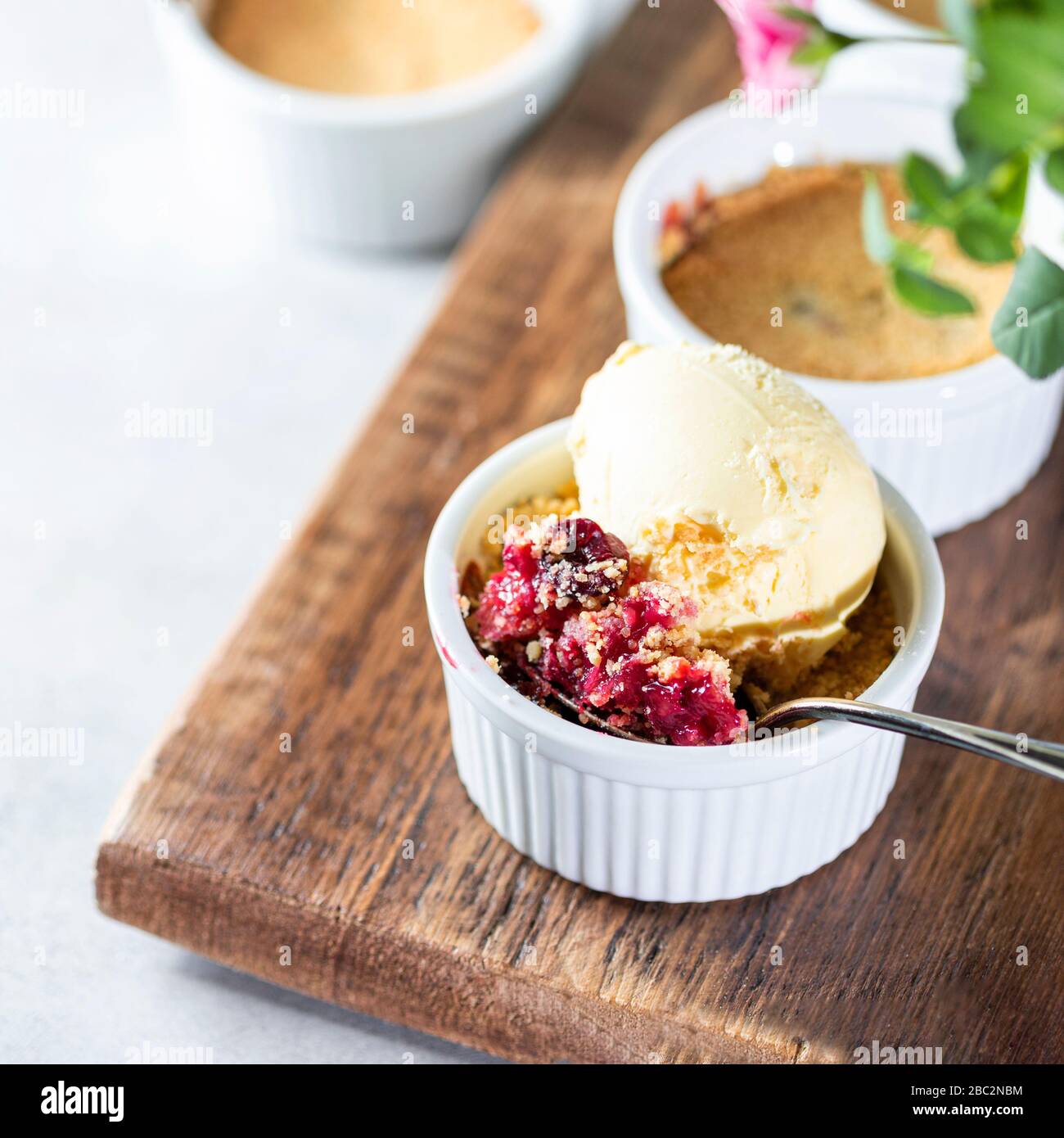 Crumble con ciliegia con gelato alla vaniglia. Messa a fuoco selettiva, spazio di copia. Vista dall'alto. Foto Stock