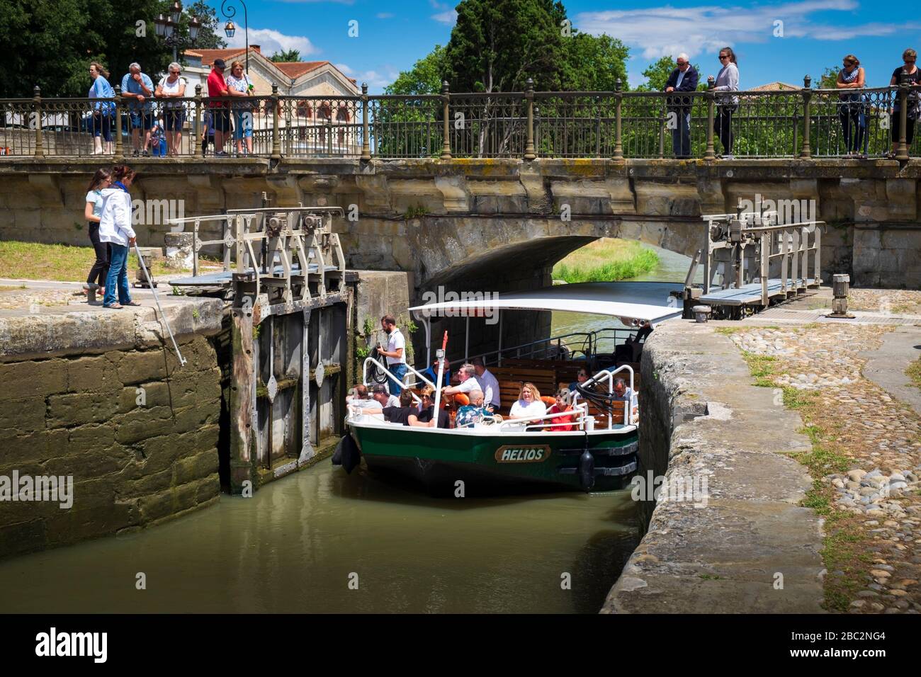 Barche che passano la serratura al Pont Marengo sul Canal du Midi a Carcassonne Aude Francia Foto Stock