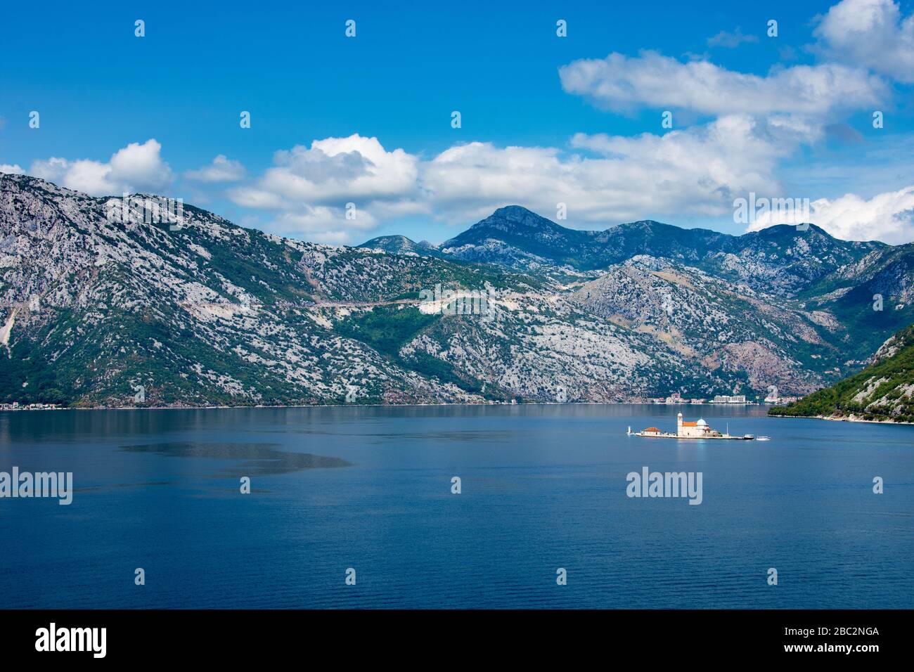 Naviga nella baia di Cattaro, Cattaro, Montenegro Foto Stock