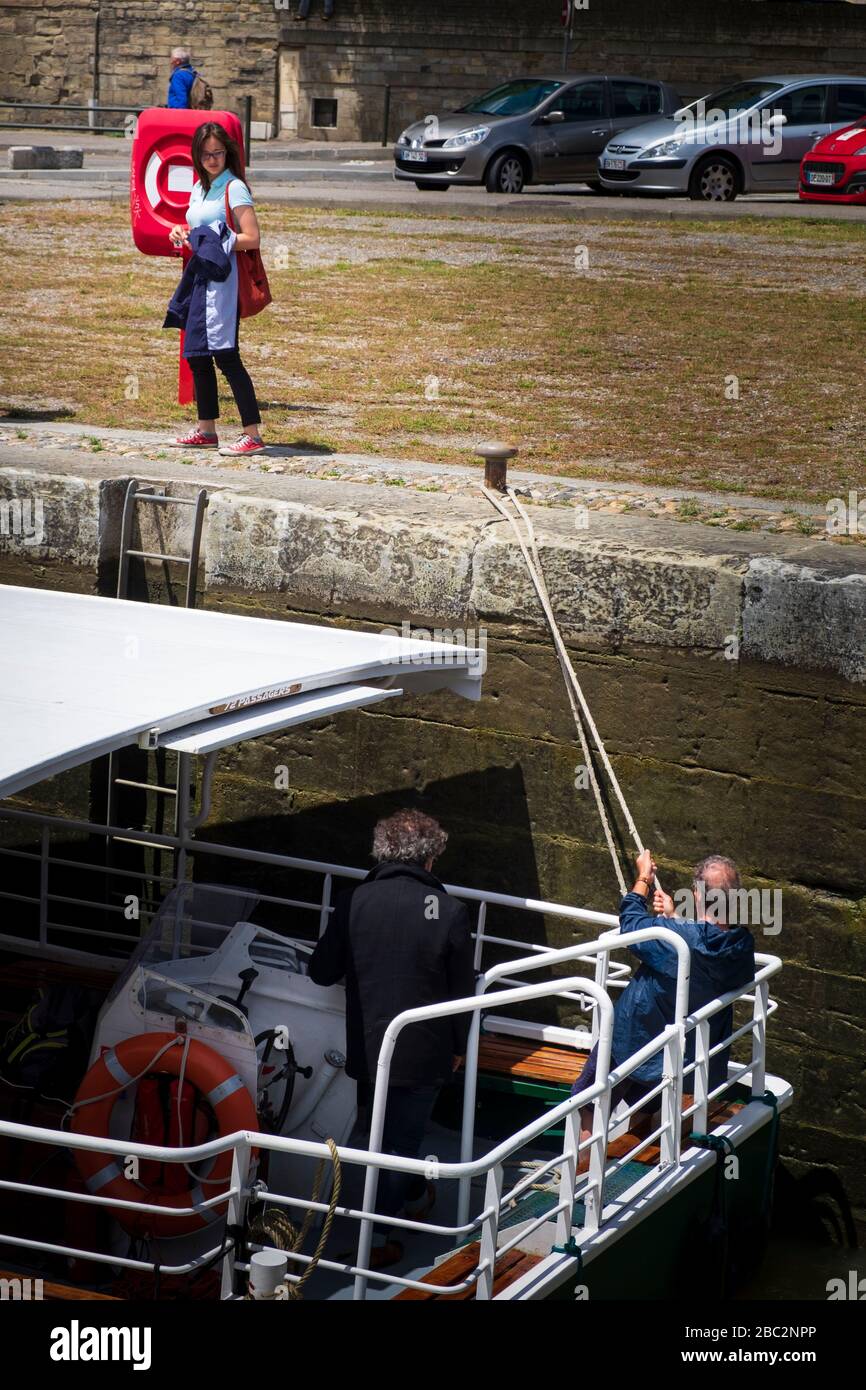 Barche che passano la serratura al Pont Marengo sul Canal du Midi a Carcassonne Aude Francia Foto Stock