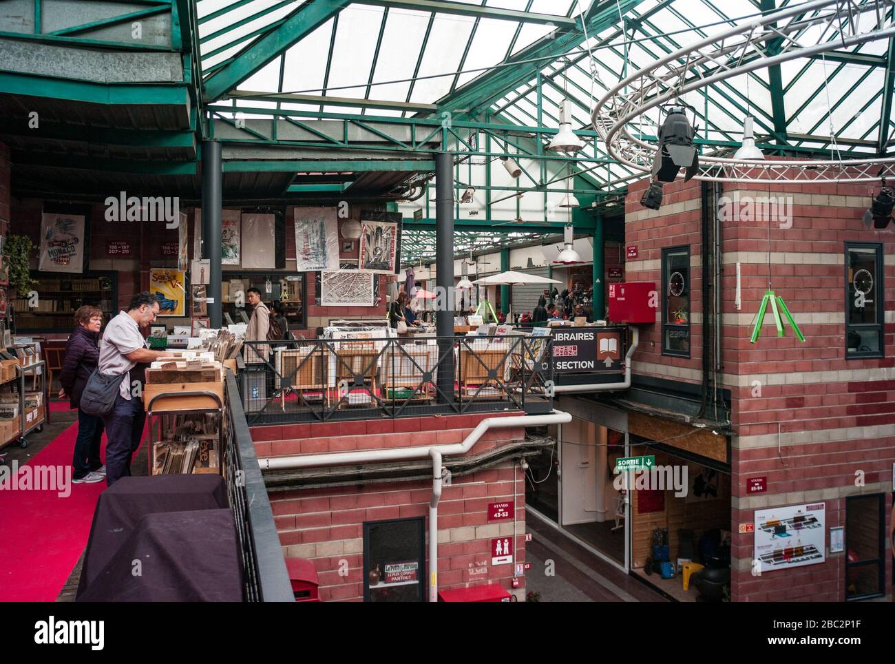 Parigi, Francia- 30th Settembre 2019: La gente fa shopping nei mercati delle pulci di St-Ouen a Parigi, conosciuta anche come Porte de Clignancourt è un popolare mercato delle pulci Foto Stock