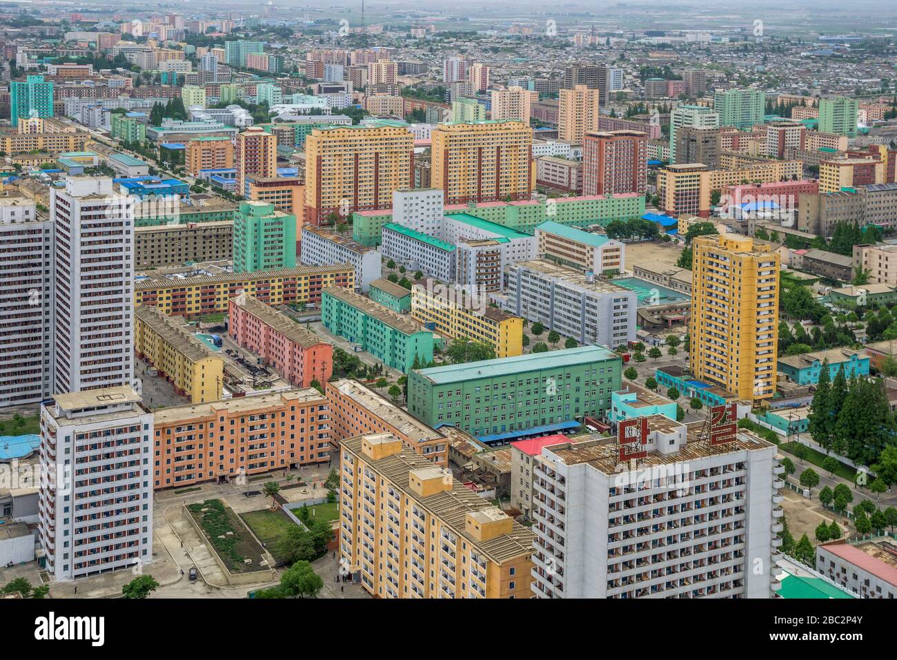 Vista della città dalla cima della torre Juche, Provincia di Pyongan, Pyongyang, Corea del Nord Foto Stock