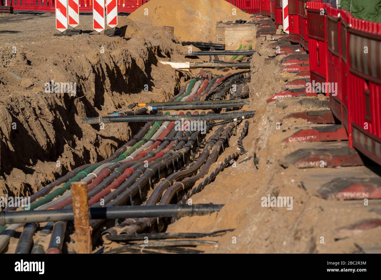 Cavi, tubazioni, affiancati, linee di alimentazione esposte durante i lavori di costruzione, Schadowstra§e in DŸsseldorf, Germania, Foto Stock