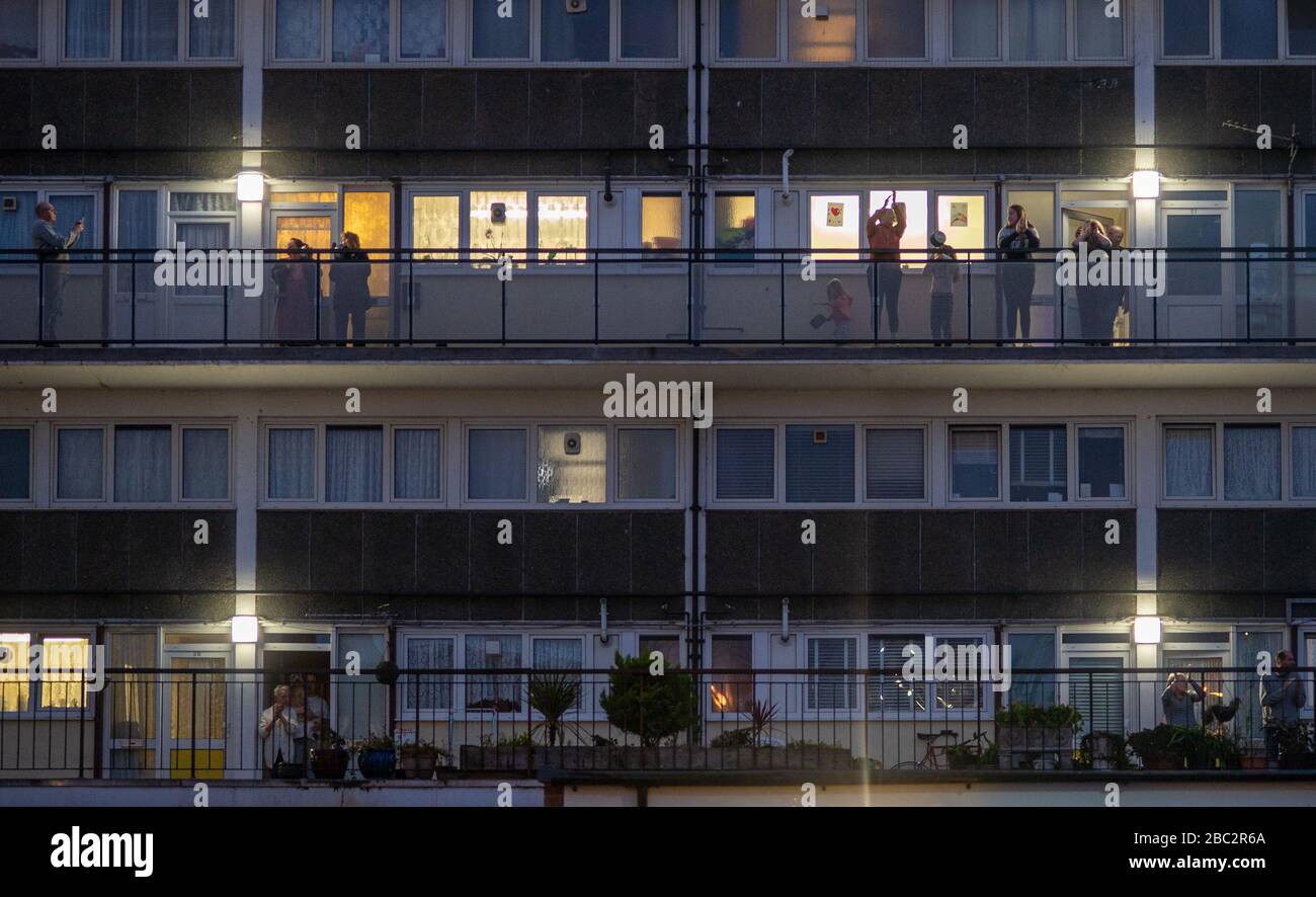 Londra, Regno Unito. Giovedì 2 aprile 2020. I residenti di Brentford, Londra, plaude al sostegno dei lavoratori NHS e dei lavoratori chiave. Foto: Roger Garfield/Alamy Live News Foto Stock