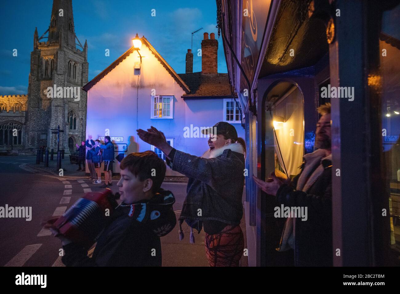 Thaxted, Regno Unito. 02nd Apr, 2020. Coronavirus. Thaxted Essex Inghilterra. Applauso per i lavoratori e i caregivers essenziali. 2 aprile 2020 Fotografia di credito: BRIAN HARRIS/Alamy Live News Foto Stock