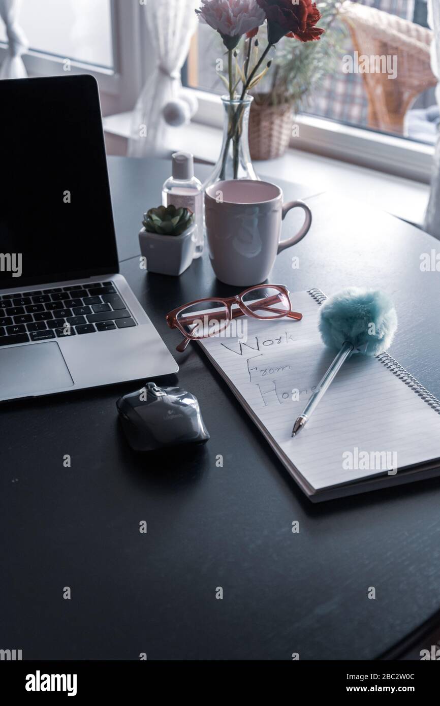 Lavorare da casa con un tastierino per laptop con tazza da caffè, mouse e blocco note con workfrom home scritto su un tavolo da pranzo, Svezia, Gothenburg Foto Stock