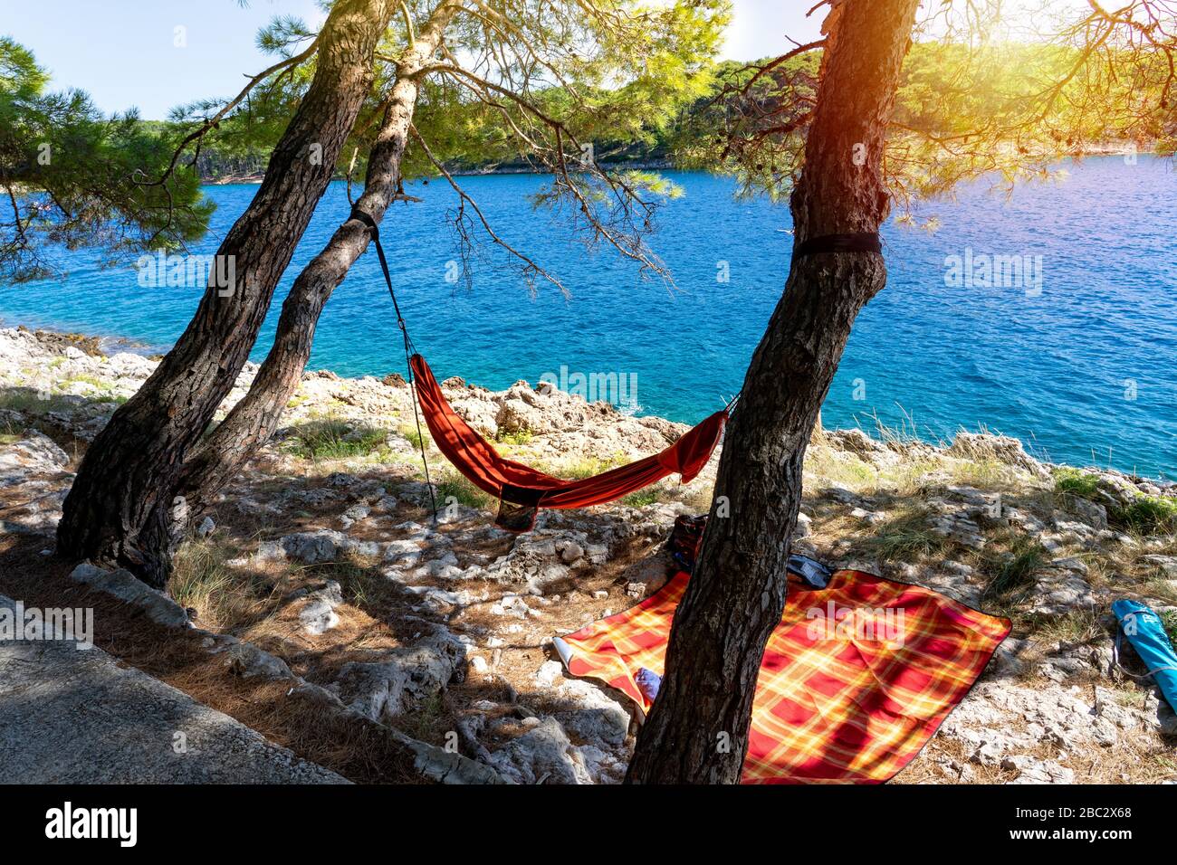 Amaca sospesa nel parco forestale di Cikat spiaggia Lussinpiccolo Foto Stock