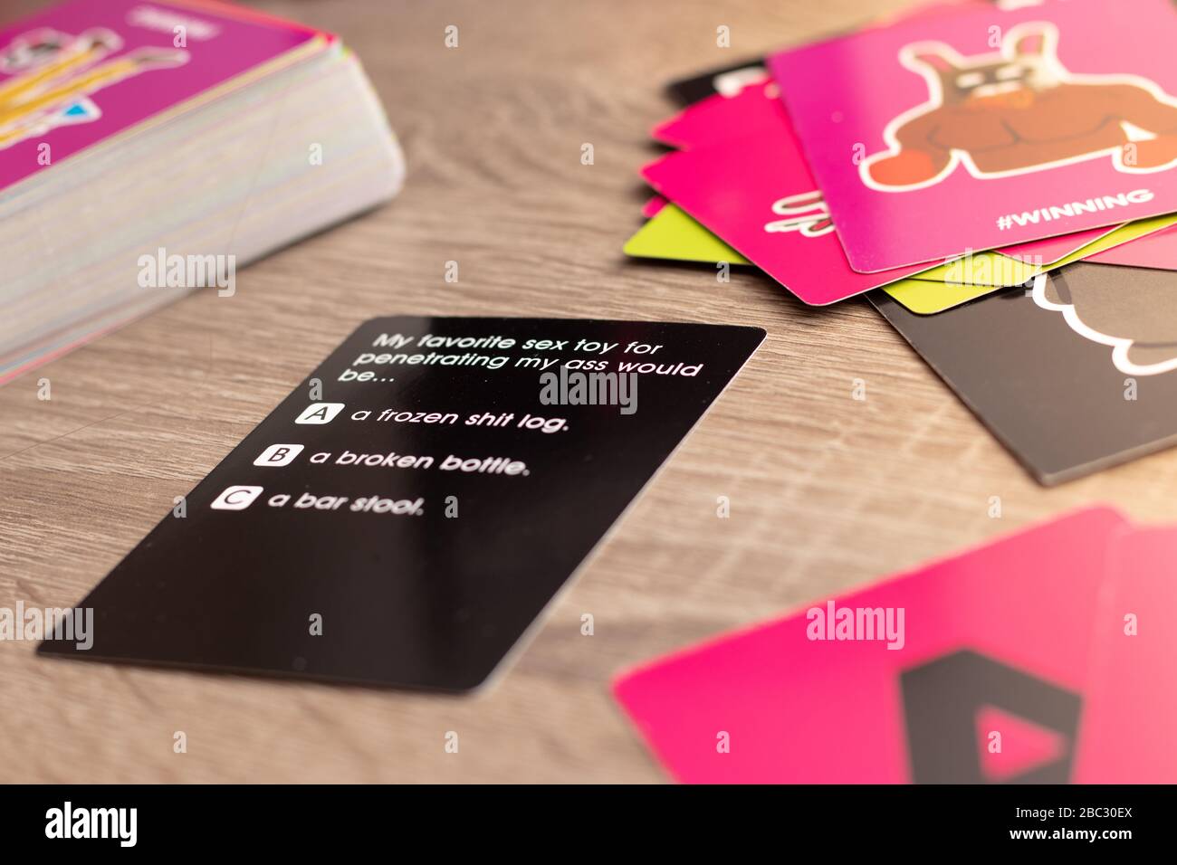 Popolare gioco di festa 'amici di Disturbed'. Domanda per adulti esempio di giochi molte domande e risposte diverse. Carte rosa vincenti per i punti Foto Stock