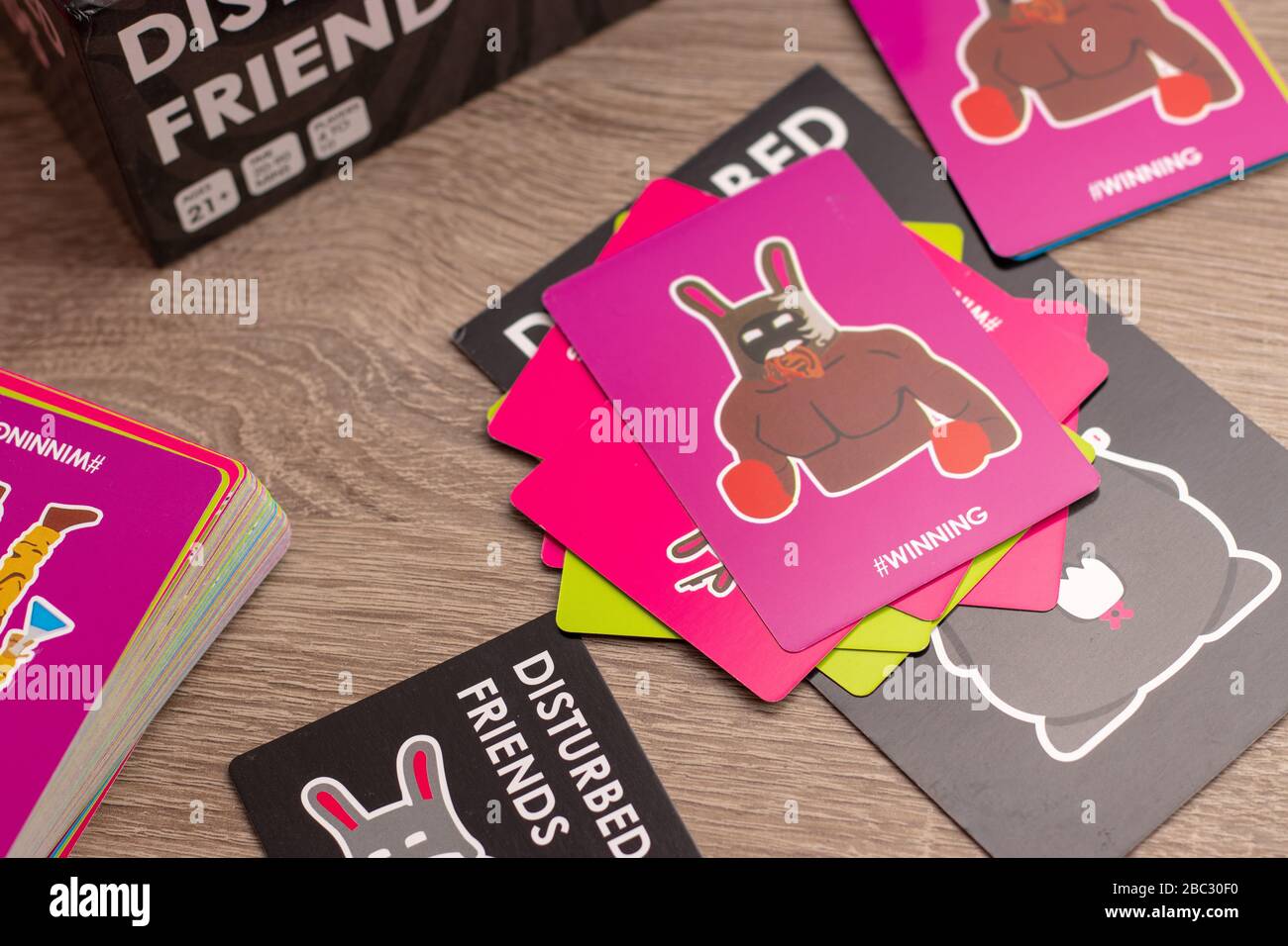 Popolare gioco di festa 'amici di Disturbed'. Carte sul tavolo a fuoco, titolo di gioco sul retro delle carte Foto Stock