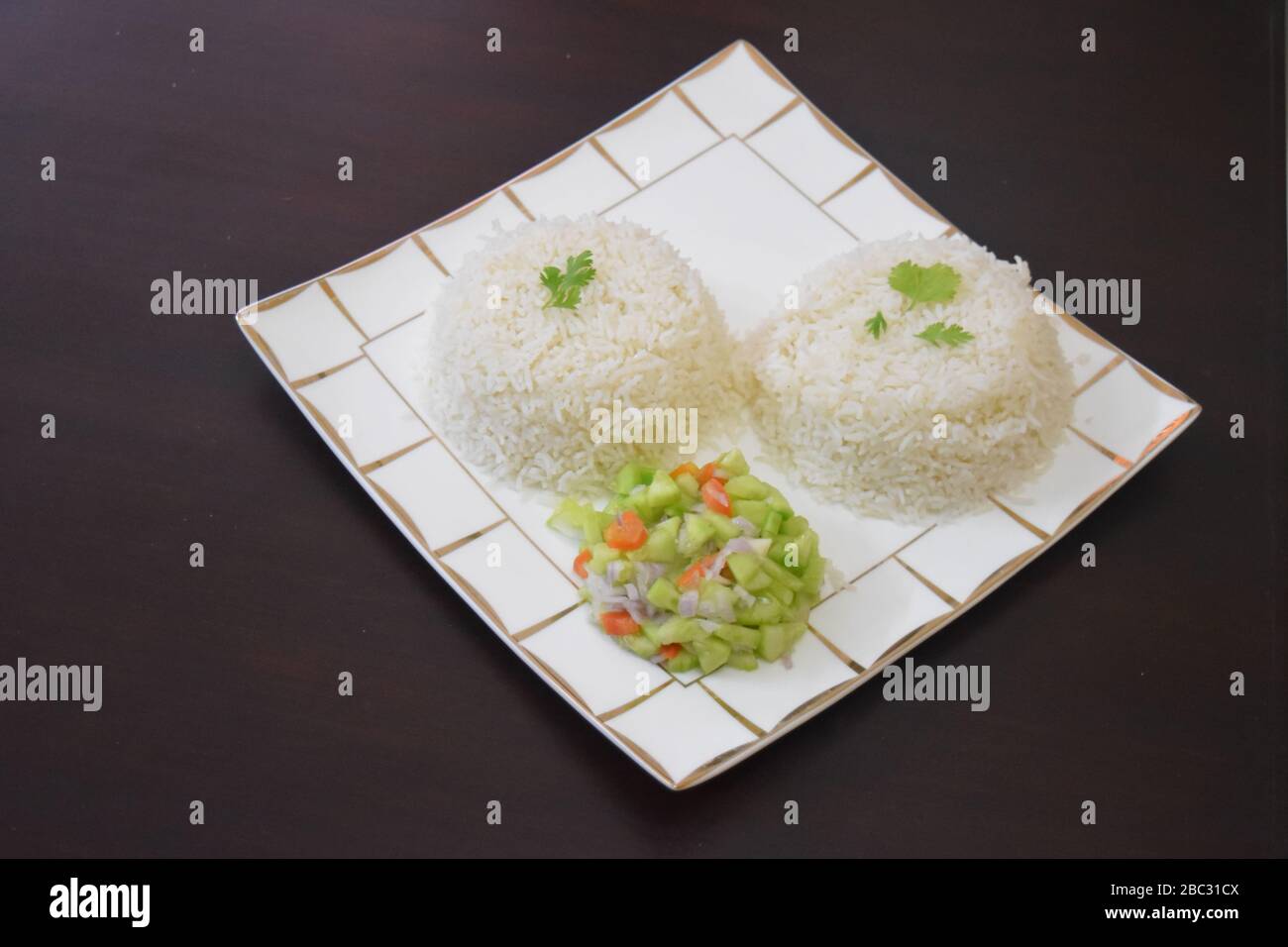 Due ciotola di bollire il riso con insalata con spazio per aggiungere il testo Foto Stock