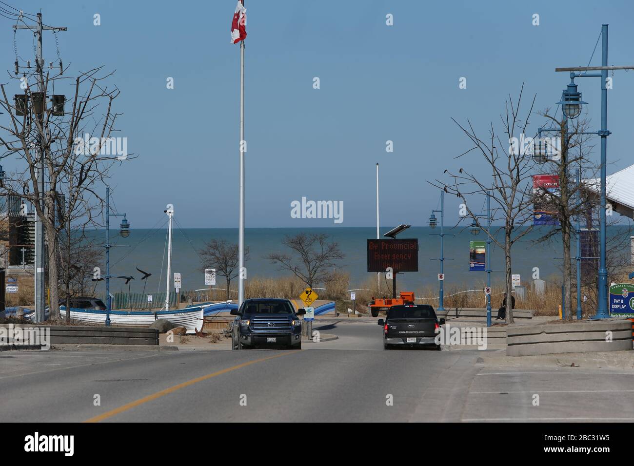 Aprile 2nd 2020, Ontario Canada chiude tutti i parchi e le spiagge a causa di Coronavirus/Covid-19. Grand Bend Ontario vuoto con solo segnali di emergenza in su mostrando la spiaggia è chiusa. Luca Durda/Alamy Foto Stock