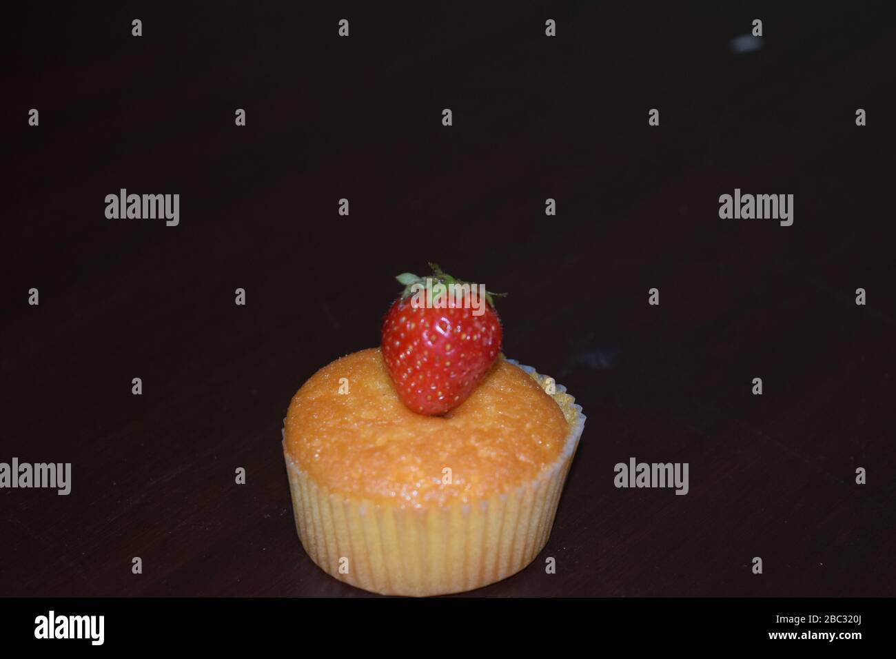 Cupcake alla fragola con fragola sulla parte superiore, spazio per aggiungere testo Foto Stock